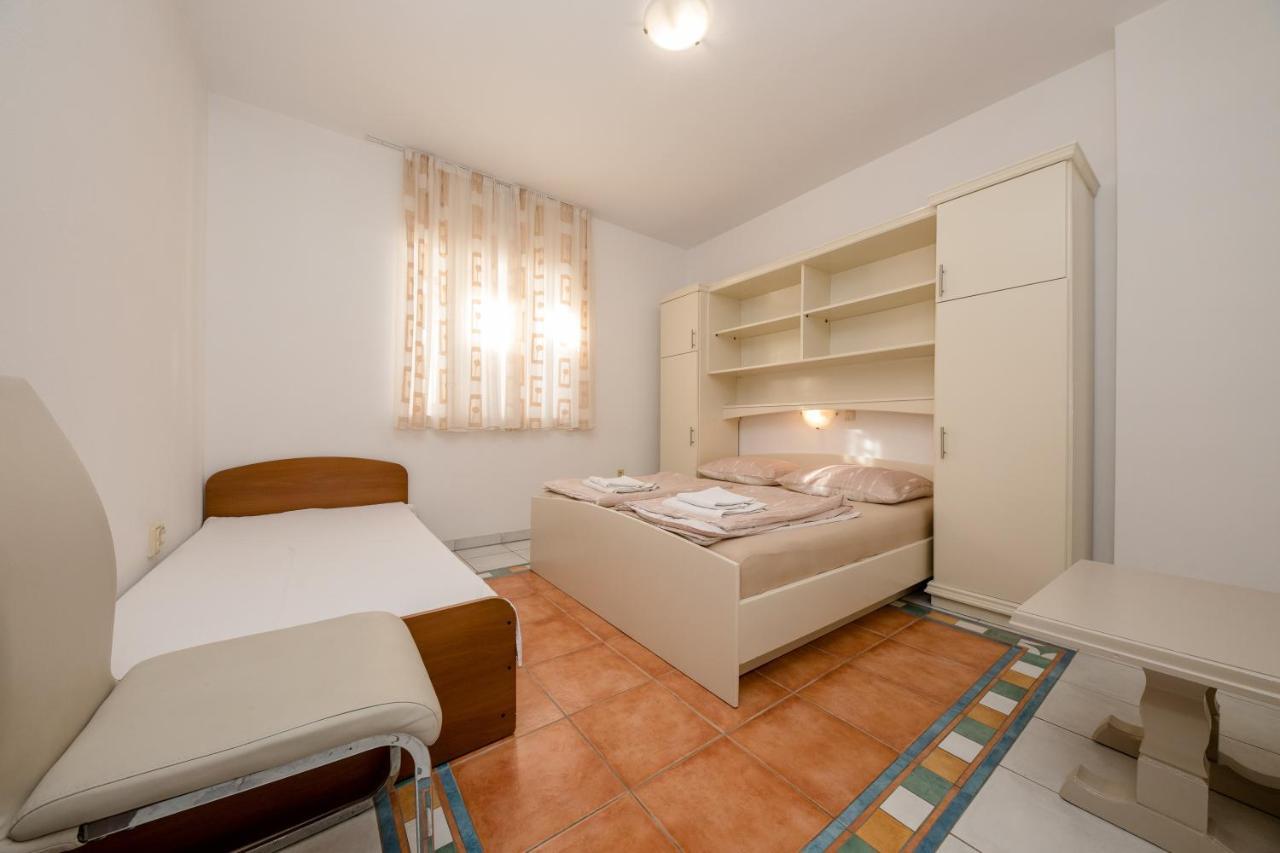 Apartments And Rooms By The Sea Supetarska Draga - Gornja, Rab - 11579 Bagian luar foto